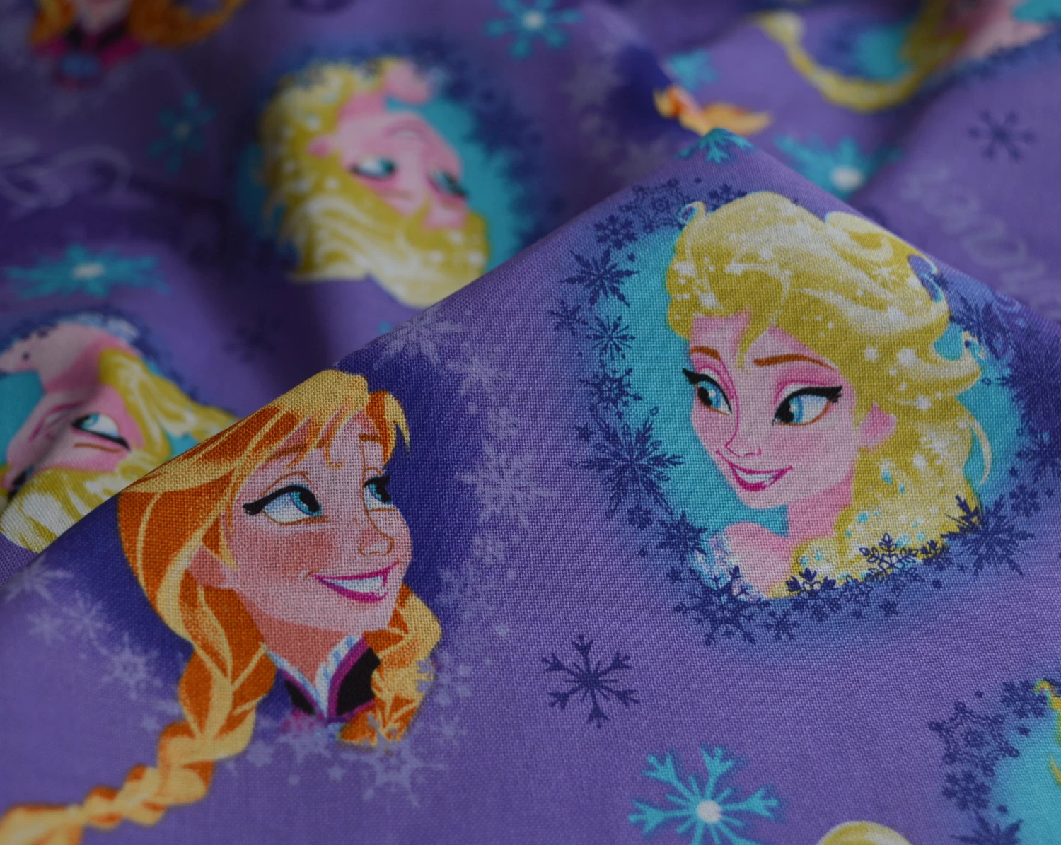 Springs Creative - Frozen Heart Framed Sisters 3 Springs Creative - Frozen Heart Framed Sisters